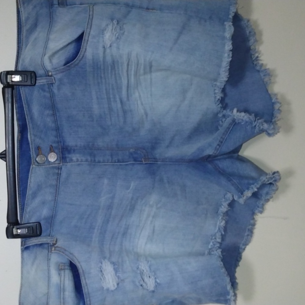 Refuge Light Wash Short Frayed Size 26